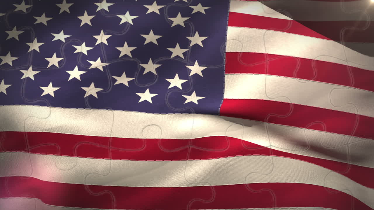 la bandera de los estados unidos ondeando en el viento.