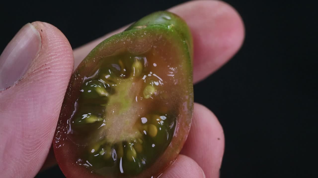 dentro de un tomate pera con chocolate