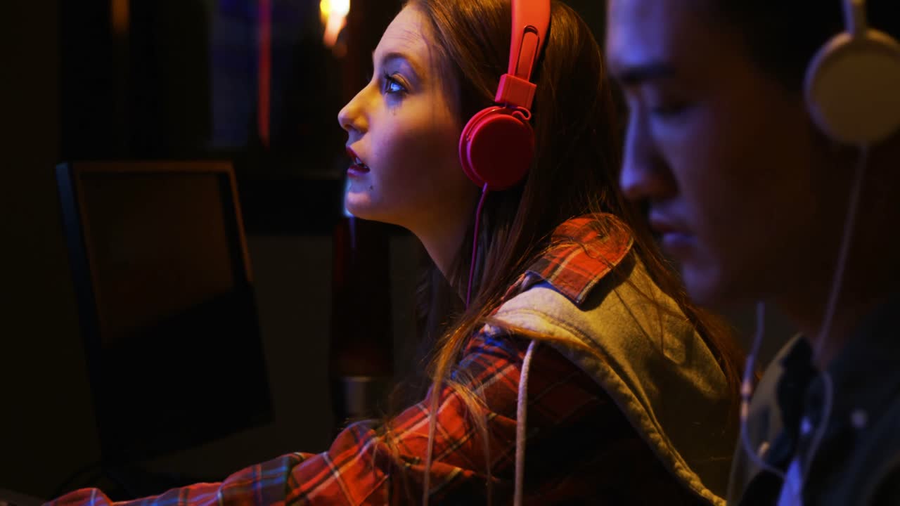 ingenieros de audio que usan mezclador de sonido