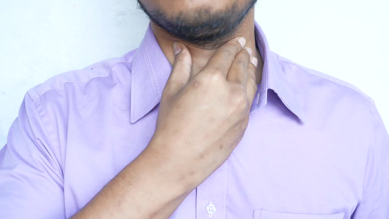 목을 확인하는 사람