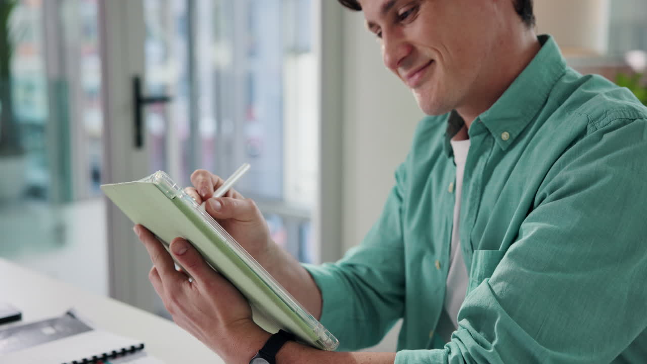 Mann arbeitet mit einem Tablet und einem digitalen Stift