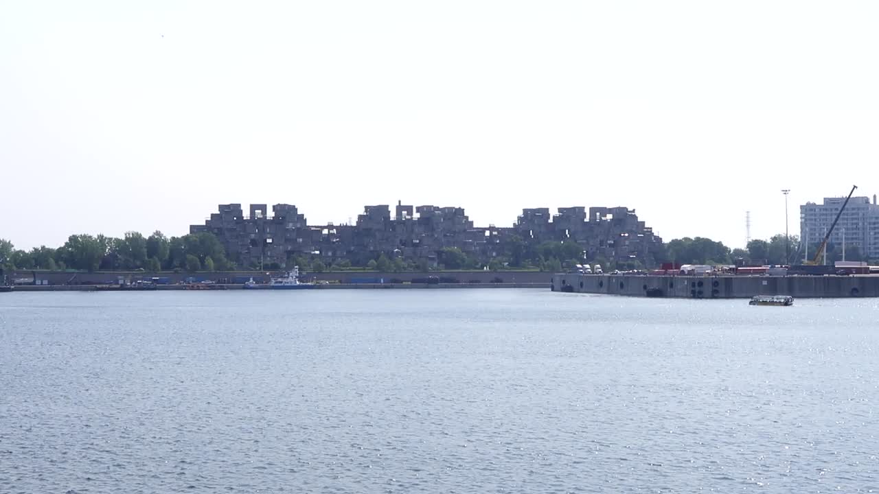 이것은 2018년 8월에 1980년대에 지어진 올림픽 콘도미니엄이 내려다보이는 강 건너편에 기록되었습니다.