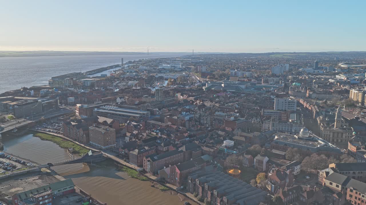 Panorama urbano di Kingston upon Hull con il fiume Humber e il Mare del Nord, caratterizzato da architettura urbana, aree industriali, porti e viste costiere sotto un cielo sereno, che mostra la vivace città portuale