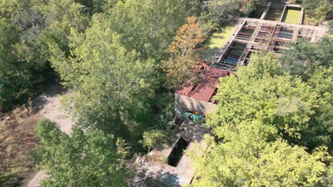 estación de agua en descomposición, dron descendiendo sobre ella