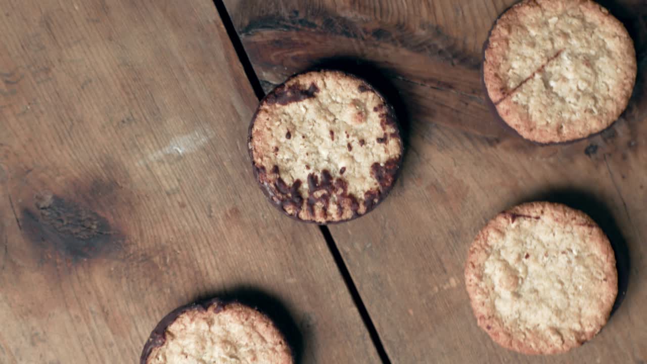 galletas sobre una mesa de madera rústica