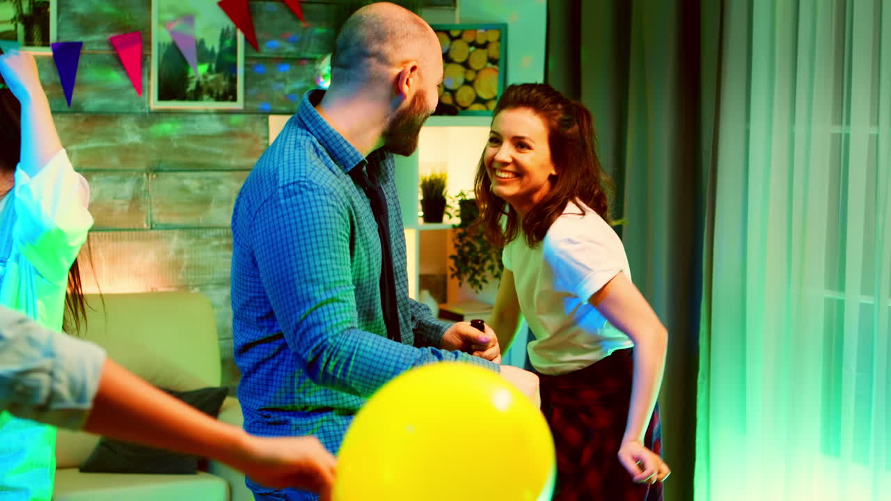 un joven guapo sonriendo y haciendo una batalla de baile