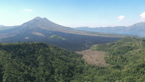 Hermosa-Vista-De-Un-Paisaje-Montañoso-Con-Cielo-Azul-Claro-En-Bali,-Indonesia