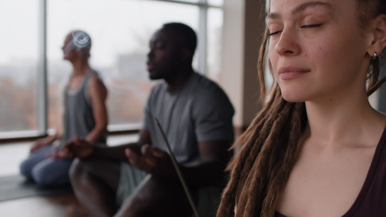 sesión de meditación en grupo