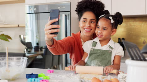 madre, niña y teléfono selfie mientras cocinan