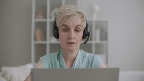 la mujer del centro de llamadas está respondiendo al teléfono llamando en soporte técnico usando portátil y auriculares retrato de una trabajadora en el interior