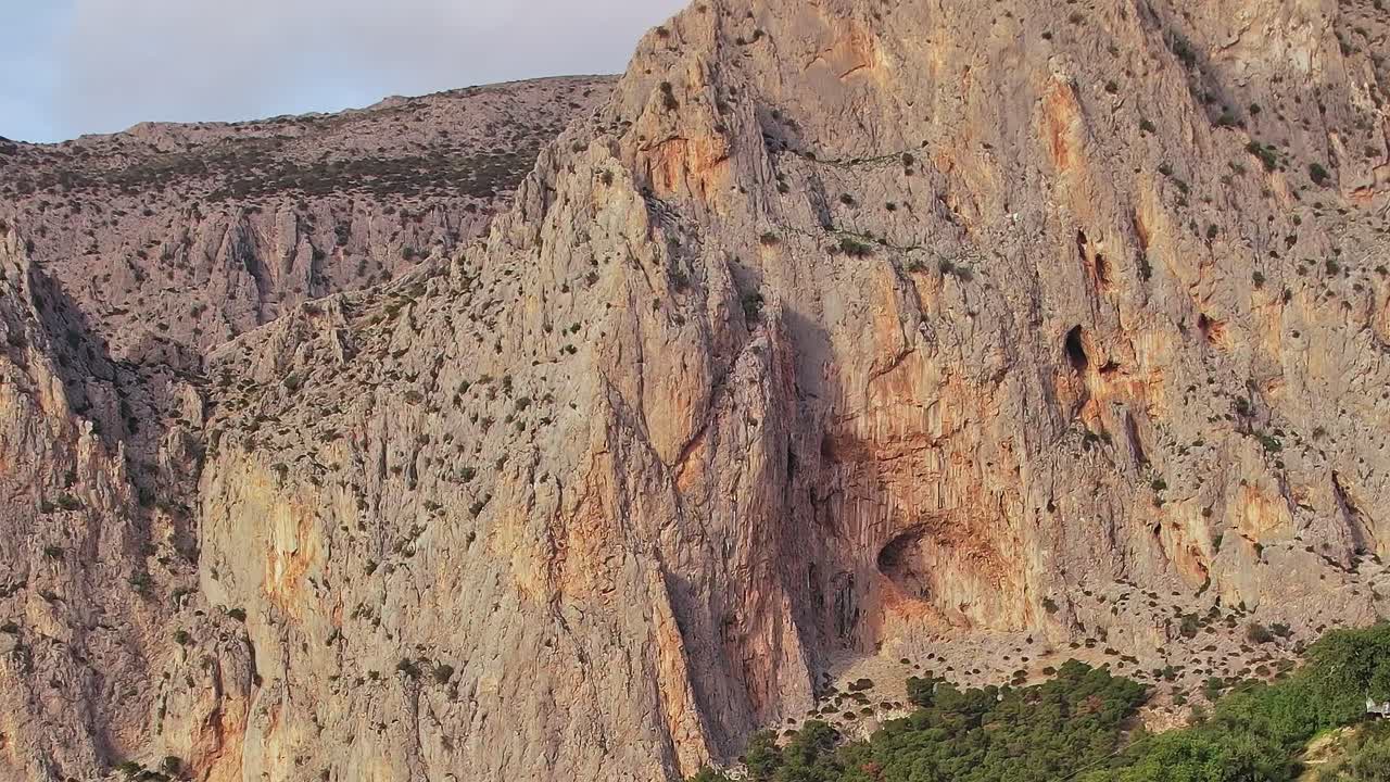 Le montagne vicino a Malaga, in Spagna, mostrano formazioni rocciose naturali e paesaggi