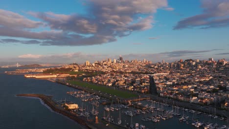 Disparo-De-Un-Dron-Sobrevolando-El-Centro-De-San-Francisco-A-La-Hora-Dorada-Con-Nubes-Perfectas