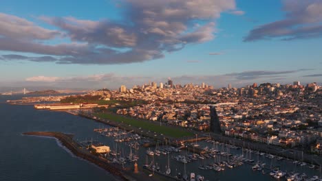 drone disparado volando sobre el centro de san francisco en la hora dorada con nubes perfectas