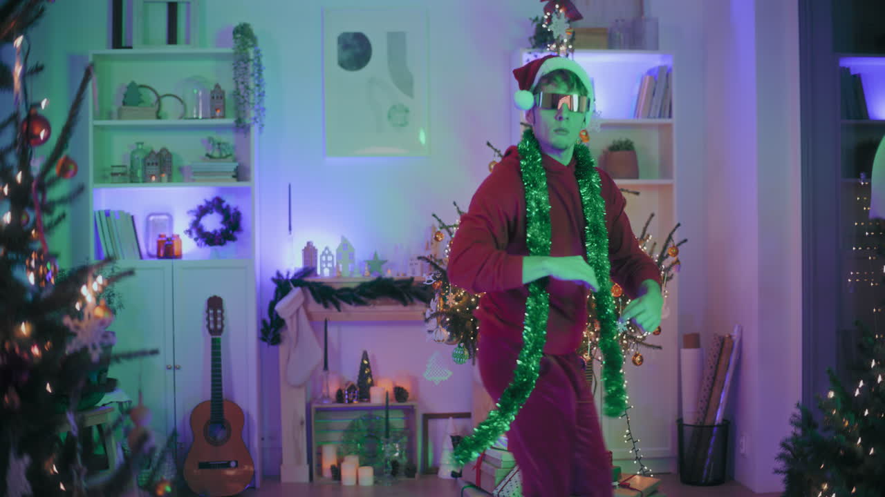 Uomo che balla in una casa decorata durante il Natale.