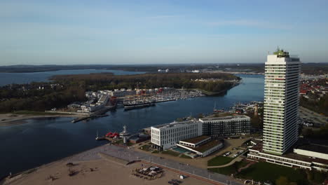 Kletterflug-über-Einen-Strand-Mit-Hotelanlage-Und-Hafen-Im-Hintergrund