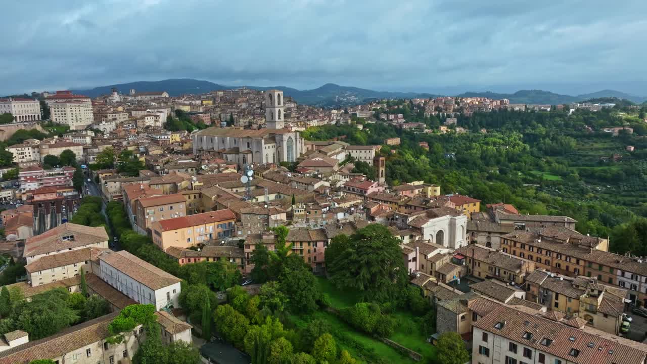 vista aérea de la ciudad de borgo xx giugno y el convento de san domingo, perugia, provincia de perugia, italia