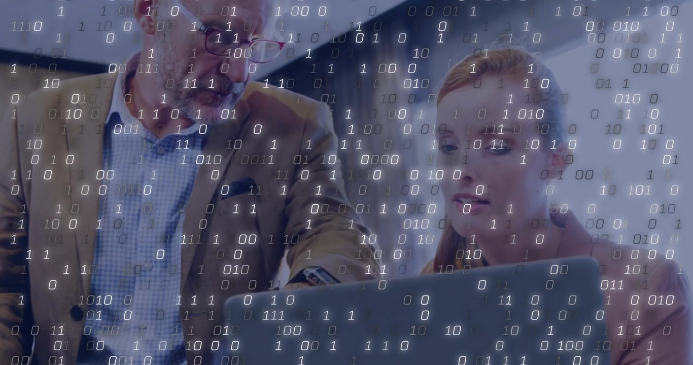 Uomo che indica il laptop mentre una donna digita, avviando una sovrapposizione binaria crescente per l'analisi tecnologica.