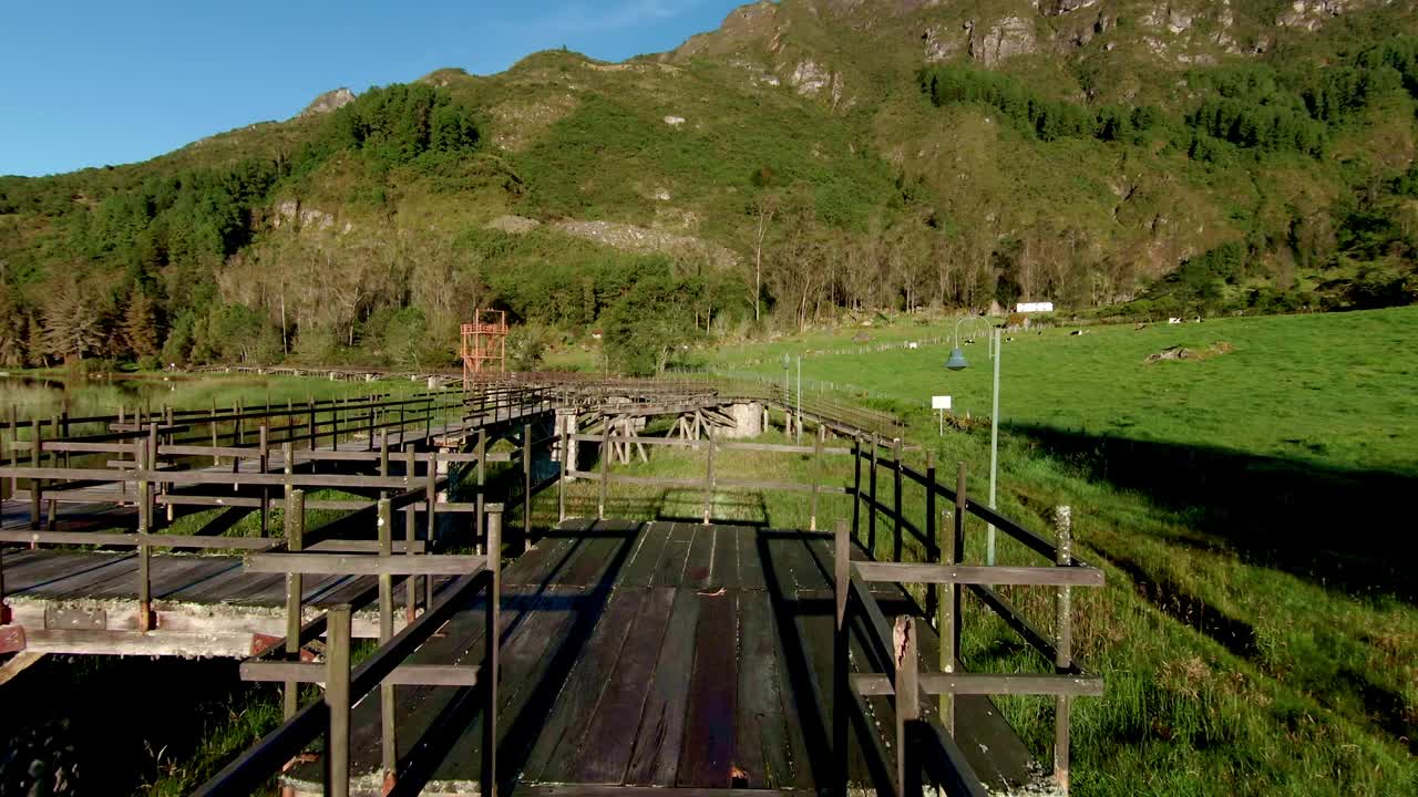 video en primera persona desde un dron fpv en el parque de busa en azuay ecuador mostrando la naturaleza verde en la mañana brillante con cielo despejado sin nubes y con vista a las montañas en el horizonte
