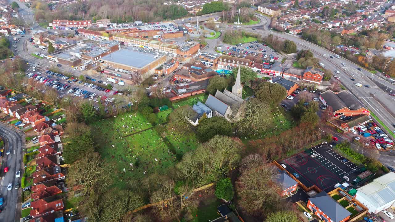 Ripresa aerea paesaggistica con drone in panoramica sul sobborgo di Bitterne a Southampton, Hampshire. Con molte case, campi e alberi che costeggiano le strade trafficate della zona in una giornata invernale.