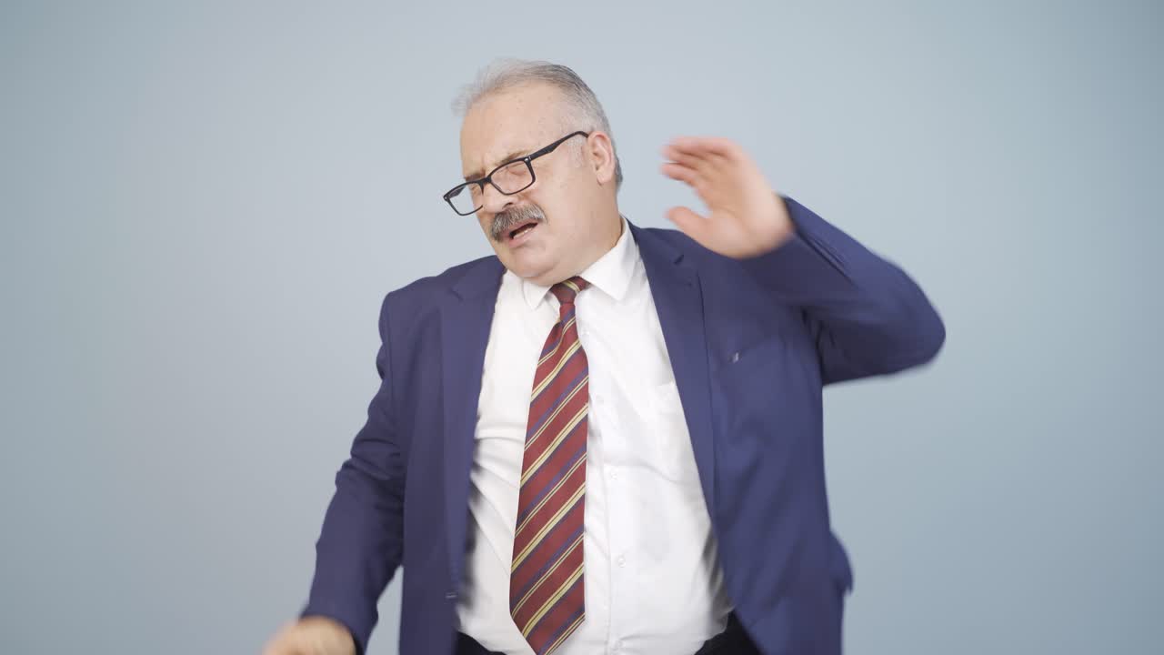 목에 통증이 있는 사업가