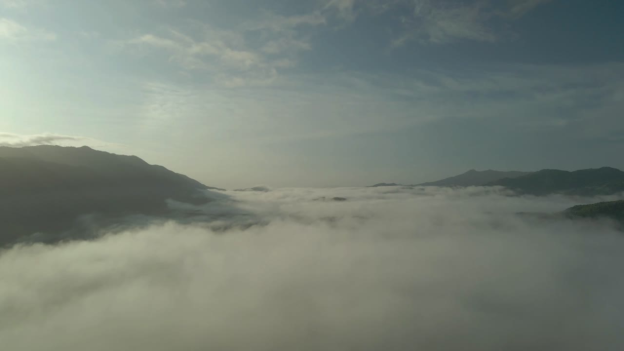 안개, 코스타리카를 통해 일몰입니다. 4k 비디오