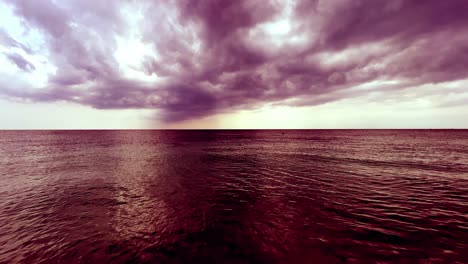 cielo tormentoso y nubes sobre mar en calma con