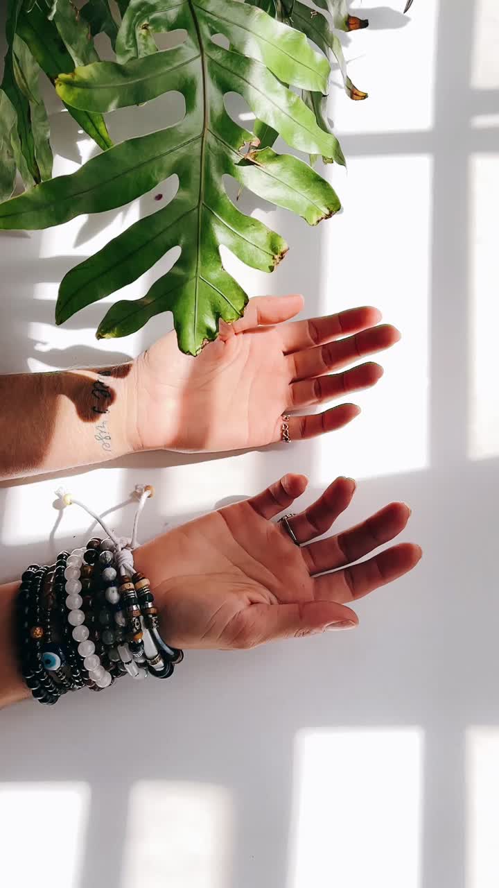 manos con pulseras y plantas