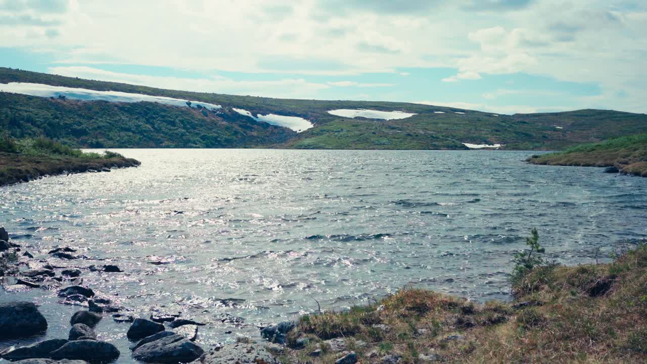 노르웨이 트론델라그의 인드레 포센에 있는 이메프젤스바트네트 호수의 평온한 물