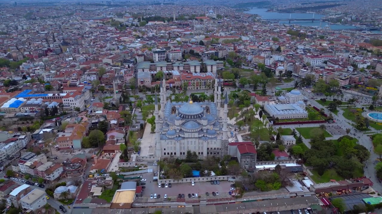 La Moschea del Sultano Ahmed e Hagia Sophia che spiccano in un vasto paesaggio urbano di Istanbul, con lo stretto del Bosforo visibile sullo sfondo. Magico panorama aereo inverso ripreso da drone.