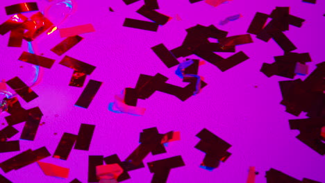 close up de confeti espumoso en el piso de un bar nocturno o discoteca con iluminación estroboscópica intermitente 3