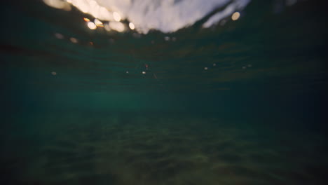 La-Luz-Brillante-Se-Refleja-A-Lo-Largo-De-La-Superficie-Ondulada-Del-Agua-Del-Océano-Bajo-El-Agua.