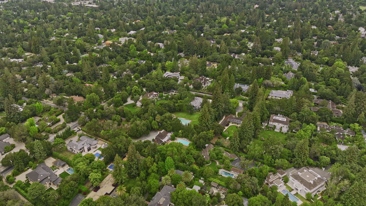 Atherton, California, sorvolo aereo v3 cinematico con drone, vista a volo d'uccello di un ricco quartiere residenziale che riprende lussuose case unifamiliari recintate e con siepi - Ripreso con Mavic 3 Cine - Giugno 2022