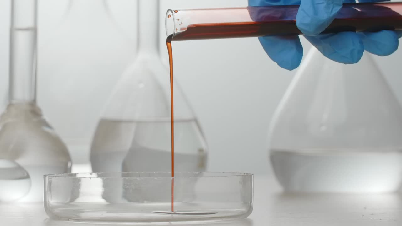 Esperimento scientifico con vetreria varia