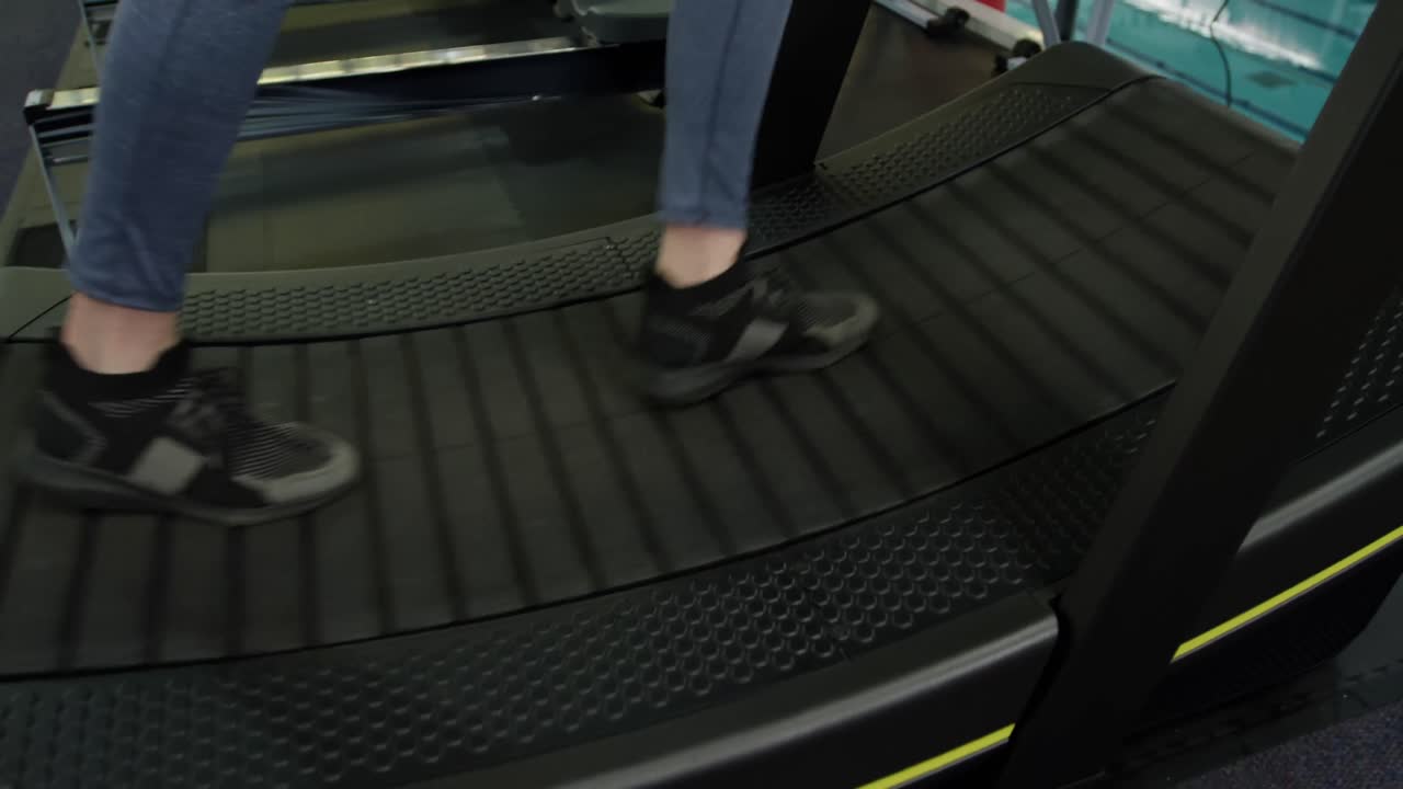 Spor salonunda egzersiz yapmak