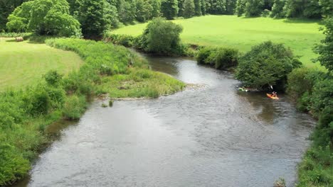 Kayak-Y-Tubing-En-El-Río-Nuevo-Cerca-De-Boone-Nc,-Boone-Carolina-Del-Norte-En-El-Condado-De-Watauga