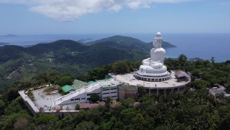 el gran buda phuket vista aérea de tailandia nublada