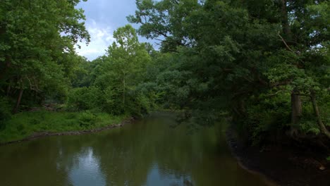 Rocky-River-Drohnenaufnahmen-In-Geringer-Höhe