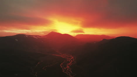 Ascenso-Lento-Sobre-Las-Tierras-Altas-De-Landmannalaugar-En-Islandia-Durante