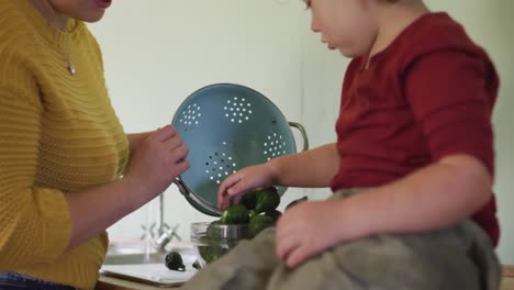 madre y hijo caucásicos felices cocinando juntos en la cocina