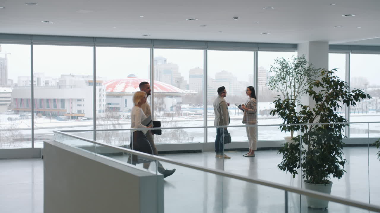 деловые люди, гуляющие в современном офисном здании.