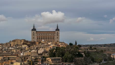 Ciudad-Con-Edificios-Antiguos-En-La-Colina