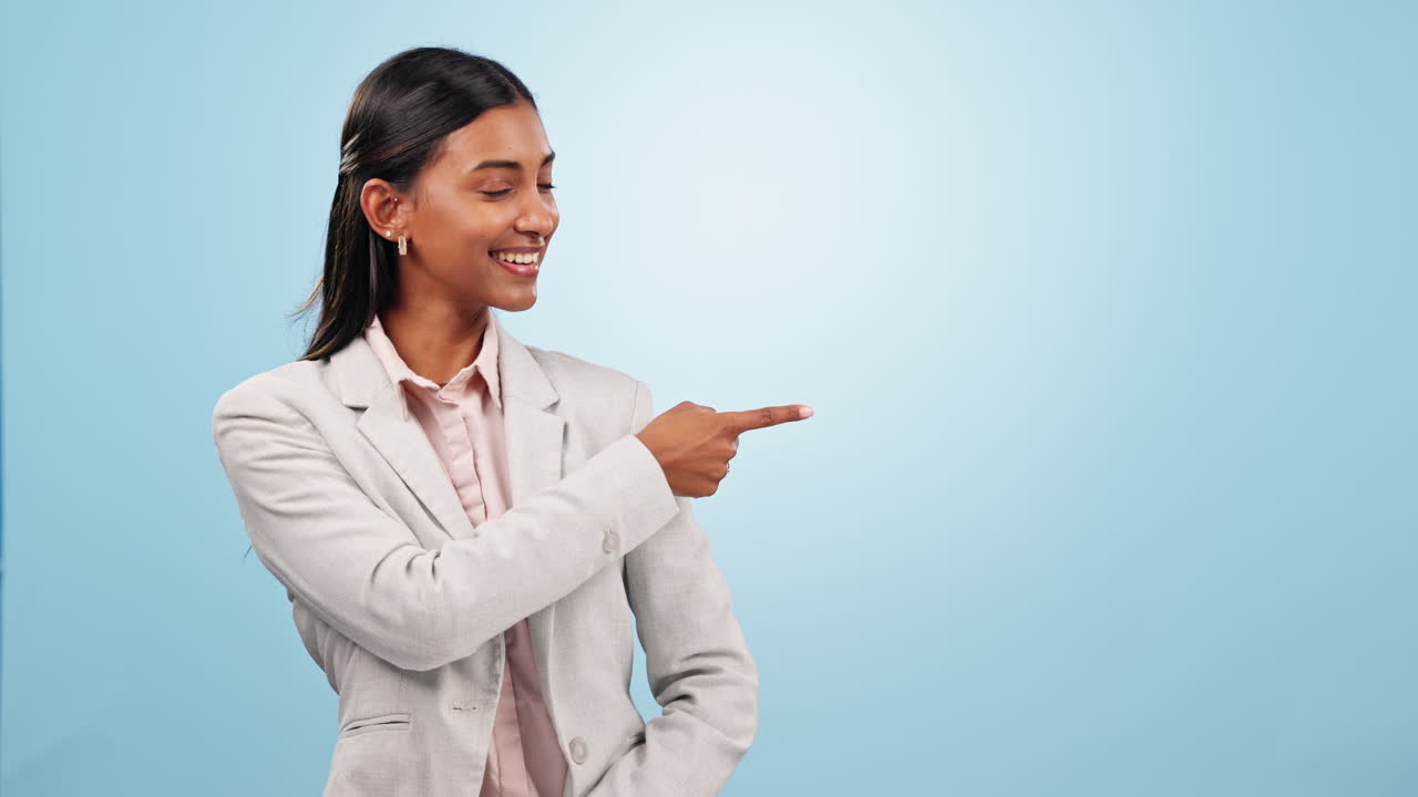 feliz, mujer de negocios y señalando a la publicidad