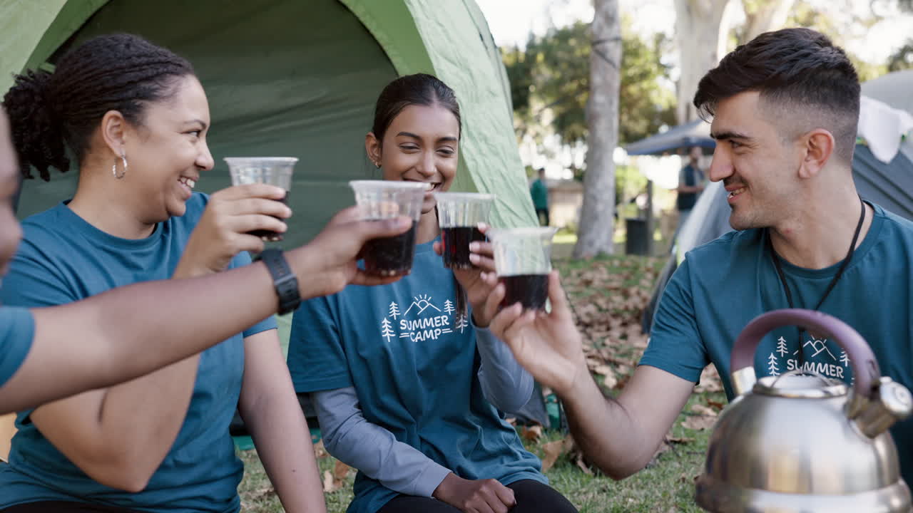 personas juntas, brindar o celebrar con la bebida