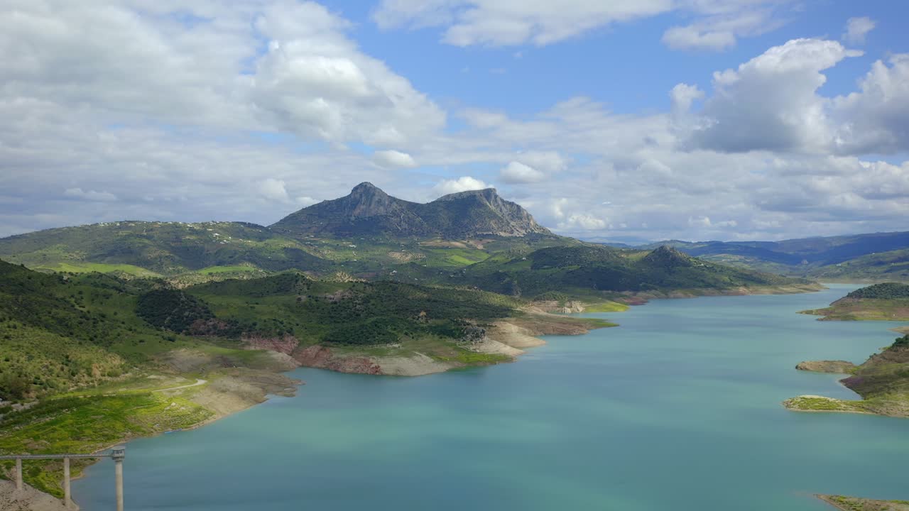 물 저수지 와 푸른 산 들