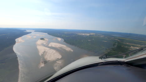 Avión-Con-Vista-De-Cabina-Volando-Sobre-El-Río,-Bahía-De-Ganso-De-Aterrizaje-Pov-Piloto