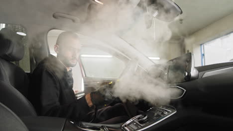 limpieza a vapor del interior de un automóvil