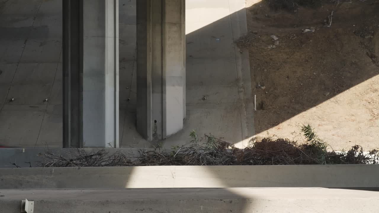 Carros passando rapidamente sob o entroncamento Judge Harry Pregerson em Los Angeles