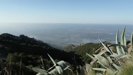 Video-De-Lapso-De-Tiempo-Cielo-Despejado-Sobre-Vistas-A-Las-Montañas-Cubiertas-De-Hierba-A-Principios-De-La-Mañana-De-Verano