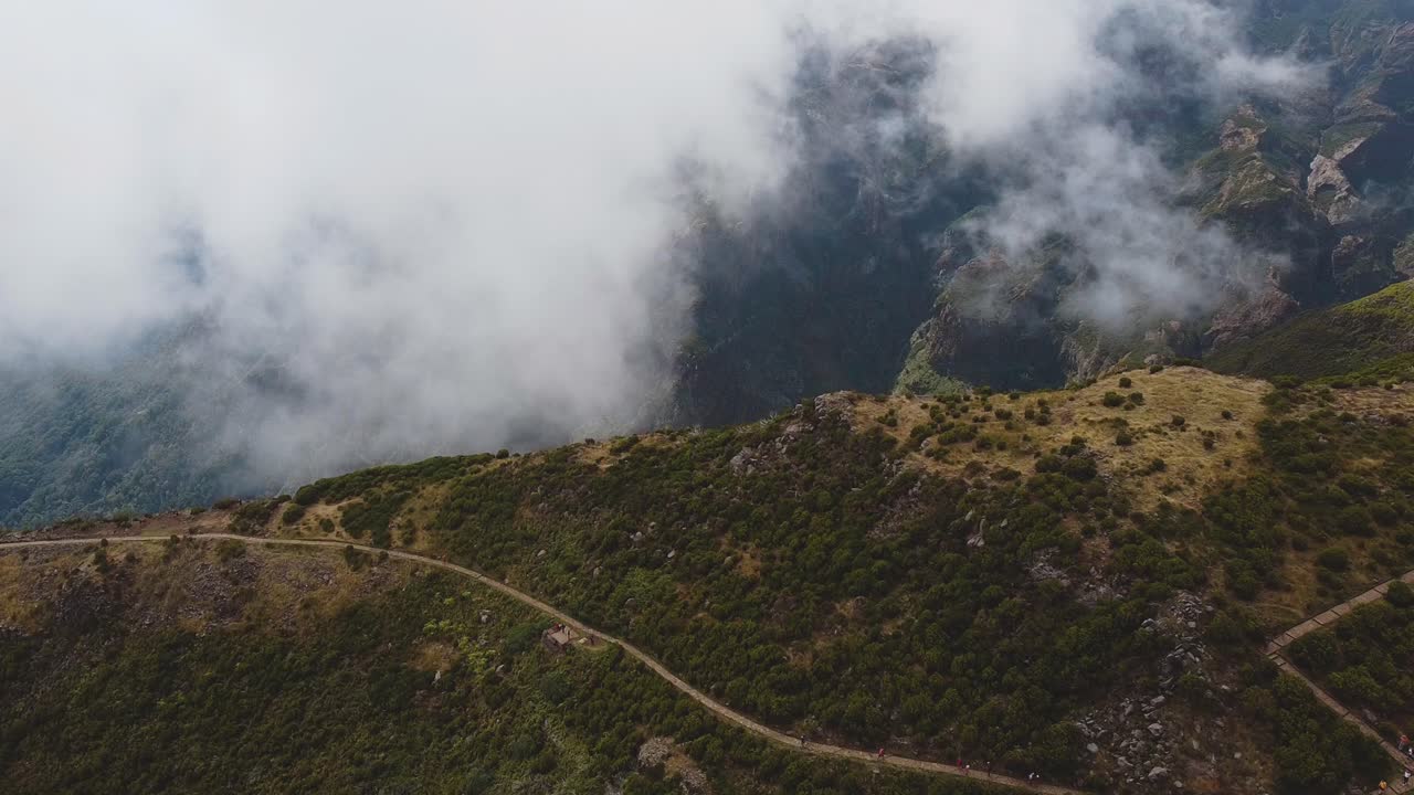 vista de drones en montañas nubladas en madeira, pico ruivo