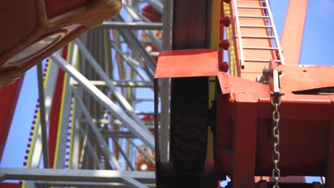 la rueda gigante roja en el parque de la ciudad.